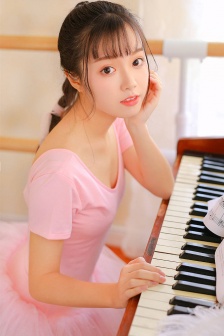 安娜与武林何韵诗